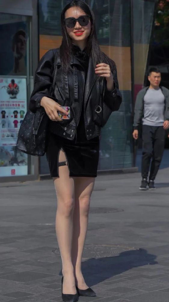 时尚皮褂衩裙墨镜姐很有范