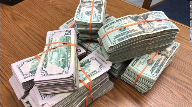 美国少年捡到13万美钞上交警察:从未想过私吞,怕我妈打屁股