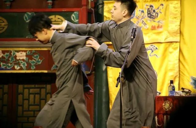 驾校内两女子打架累到靠墙还薅着对方头发不放