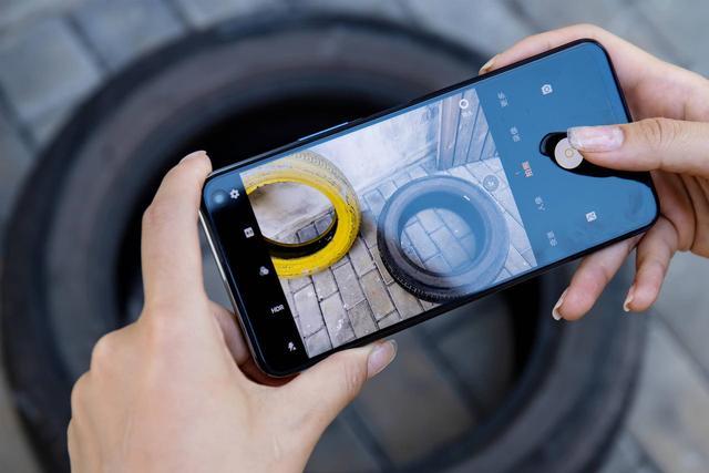 iqoo neo3的背部相机模组设计也极为出彩,采用了当下非常流行的矩形