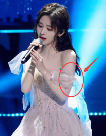鞠婧祎肩带不慎滑落,谁注意她下意识的反应?救场堪称经典