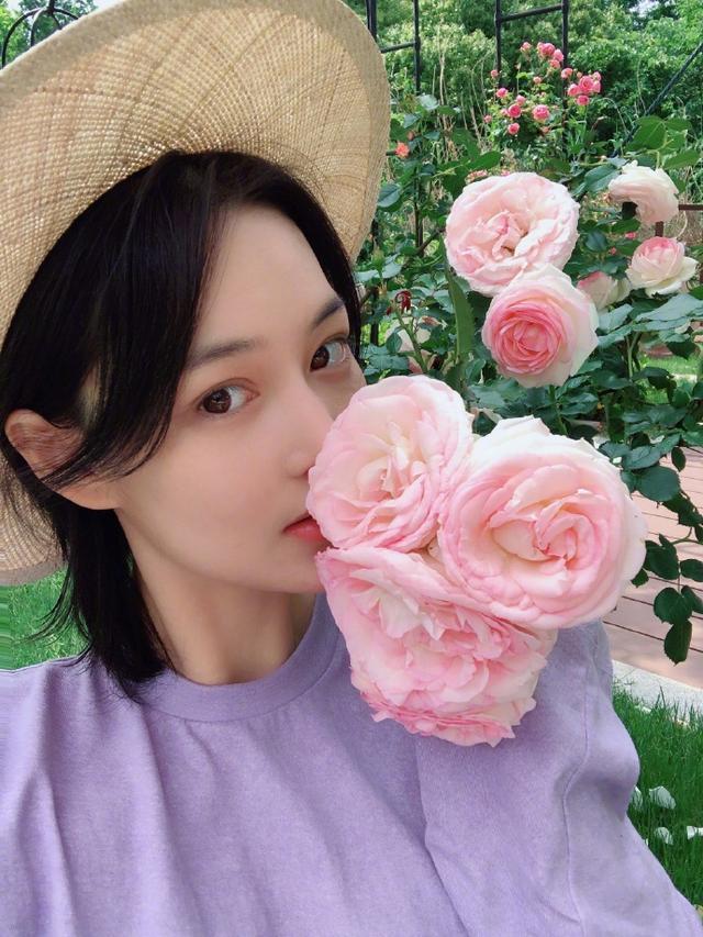 张馨予|张馨予晒扎小辫子美照，穿何捷短裤高调放闪，扇子别腰间又酷又可爱