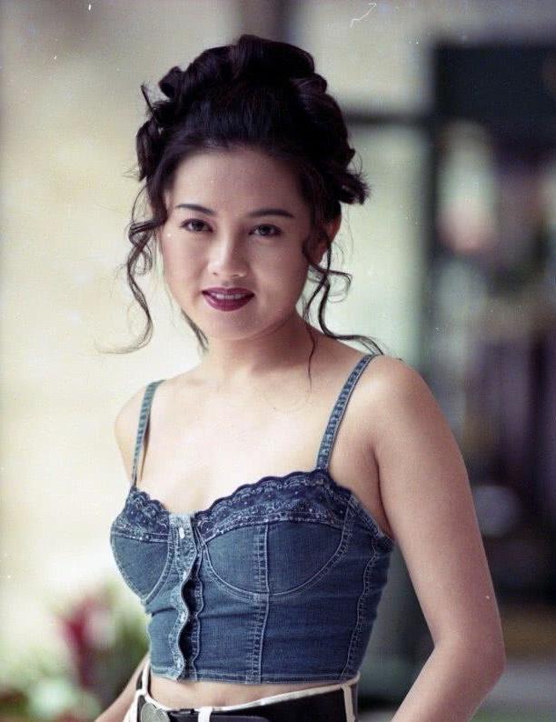 艳星李丽珍女儿晒近照!身材高挑比例好,与妈妈留同款发型似姐妹