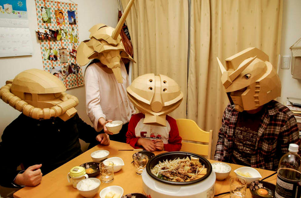 用纸箱打造高达头套,这位大神不仅喜欢高达,而且已经成高达了