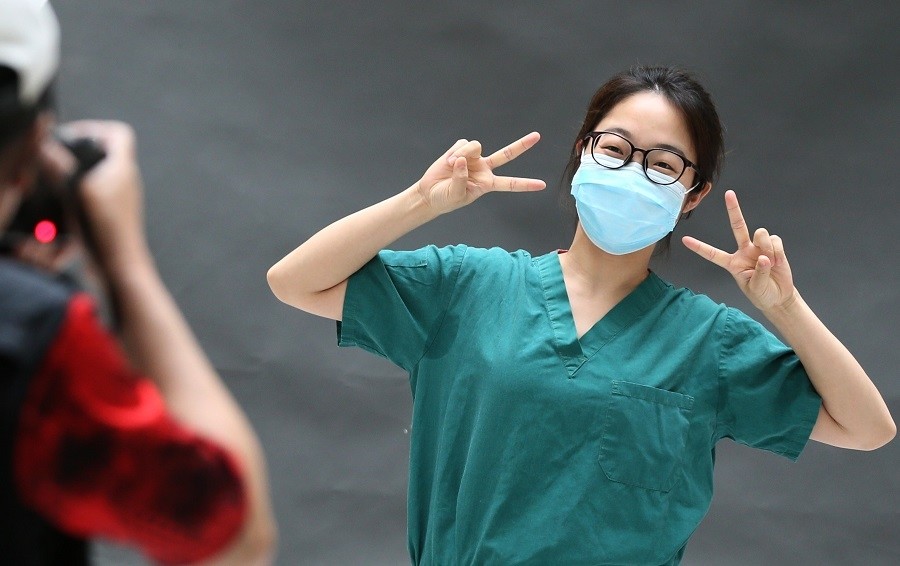 世界微笑日摄影家为武汉医护人员拍笑脸