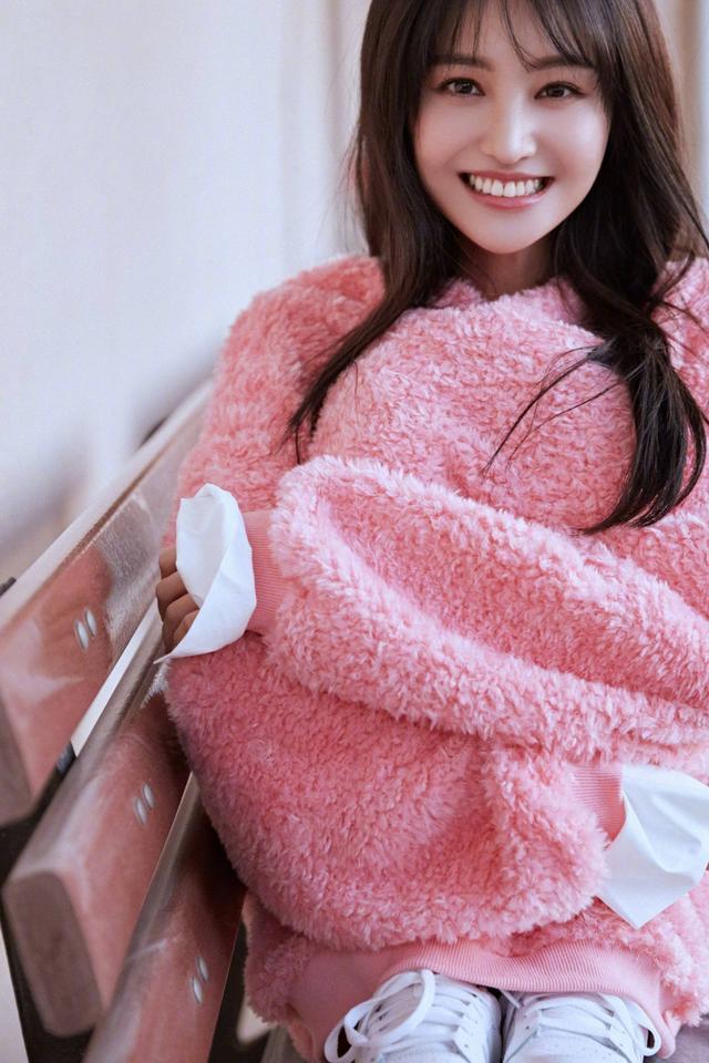 18岁郑爽一袭白裙浅笑嫣然,满脸胶原蛋白,大型"回忆杀"现场!