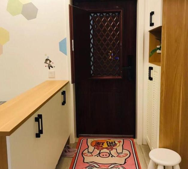 晒晒堂姐在香港的小家 42 住一家三口 进门玄关就是一张床 香港 储物柜 木地板 收纳柜 玄关 榻榻米床