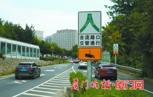 厦门首创左转右转左右转这个交叉口的车道能见峰使舵