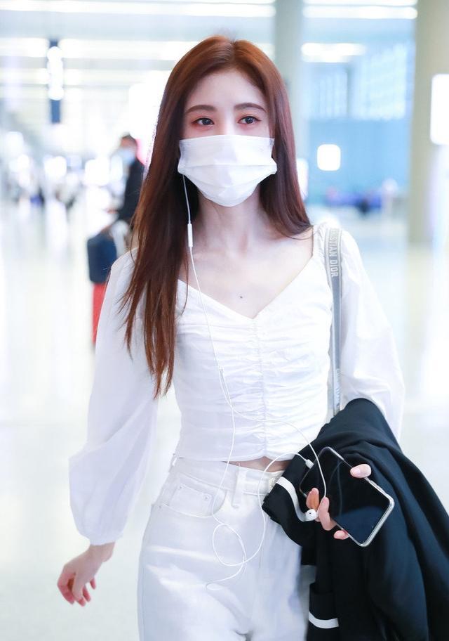 颜值暴击鞠婧祎穿红色背带裙搭娃娃领衬衫真是美到骨子里