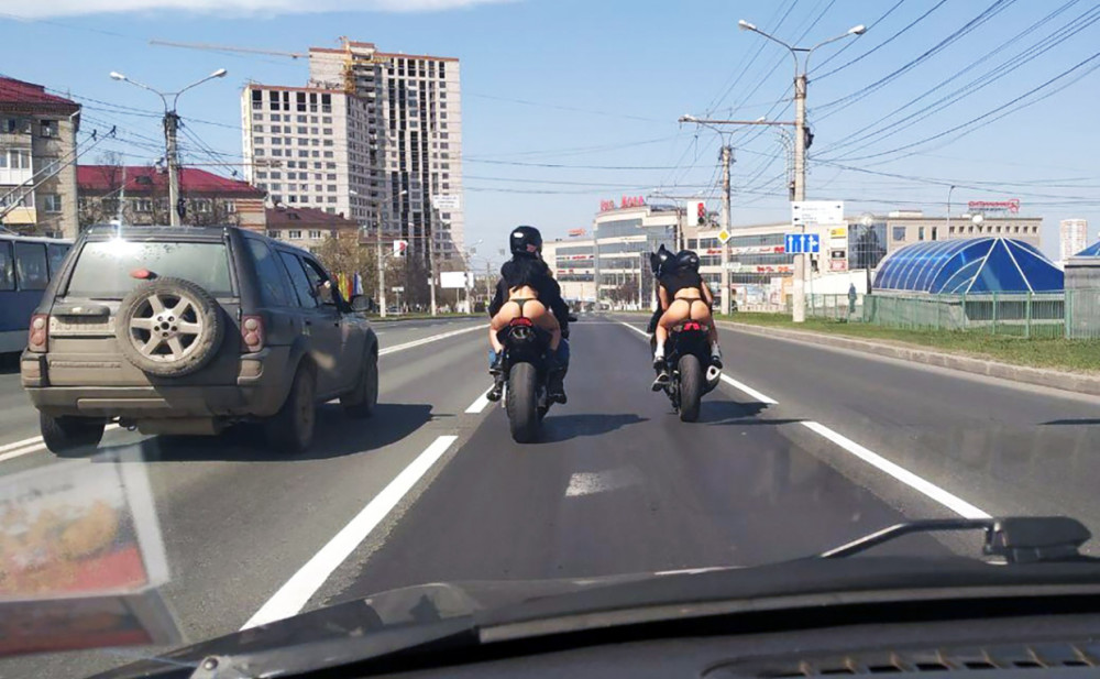 Голые телки в машине