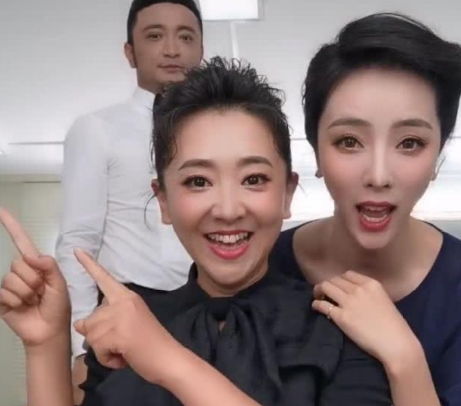 月亮姐姐与李思思拍视频,尼格买提欢乐入镜抢风头_腾讯新闻