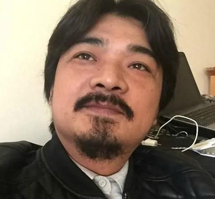 跟当初电视剧里面的小芮的模样,变化挺大,人胖了不少,一脸的油腻大叔