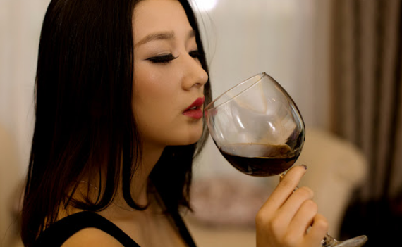 喝红酒为何不能倒满杯只倒三分之一别不懂装懂看完涨知识