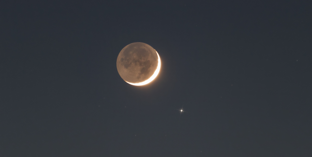 圖解:星星伴月,與圖文無關在天亮之前,恆星心宿二位於月亮的左下角不