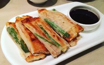 杭州名吃葱包桧据说跟岳飞有关到访杭州品故事尝葱包桧一样不能少