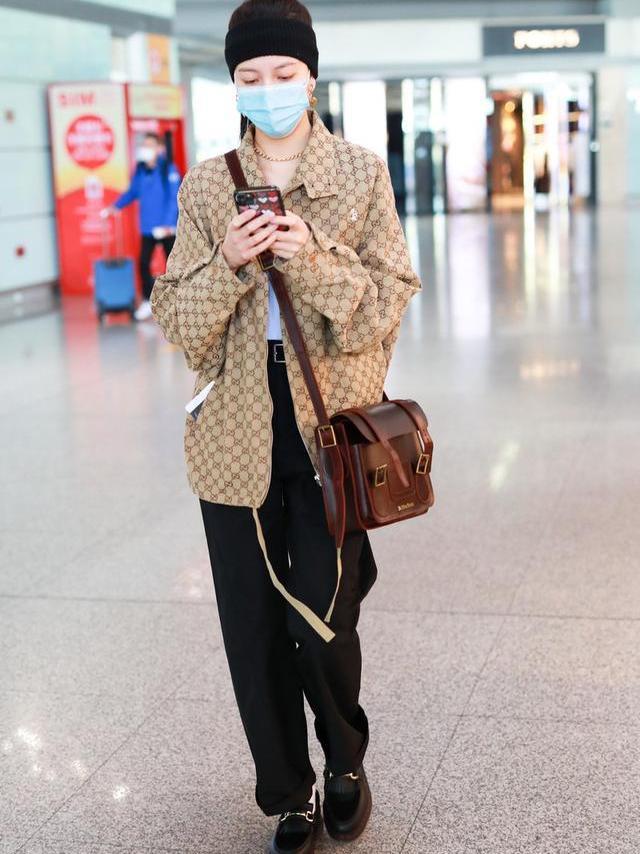 昆凌扎双马尾太撩人,皮衣配皮裤帅出新高度,可真不像孩子妈