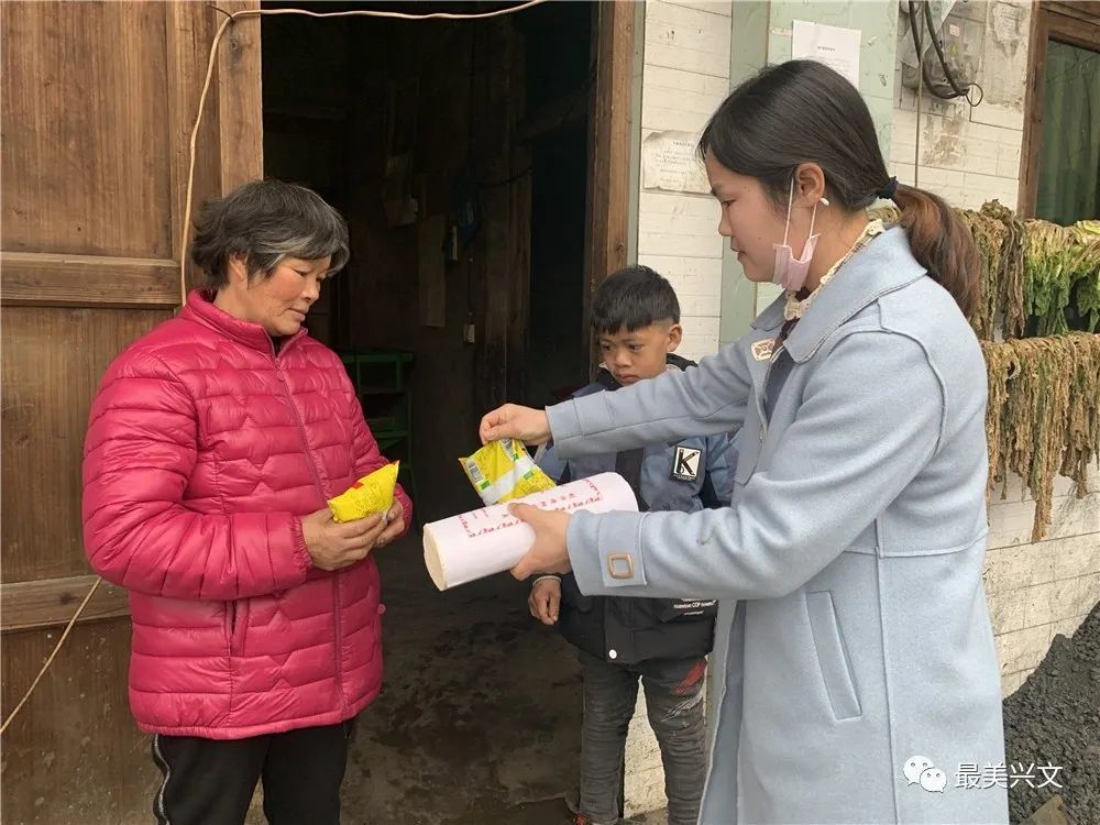 以及丈夫智障的婶婶和堂弟还在上学的两个孩子黄小琴要照顾高龄的奶奶