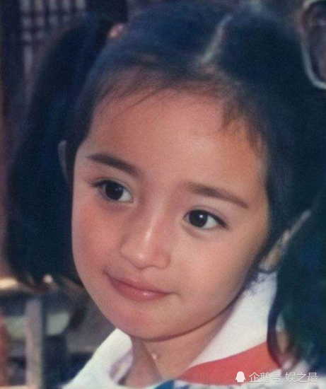 疑似女儿小糯米正面照曝光和杨幂小时候几乎一模一样就是粘贴复制