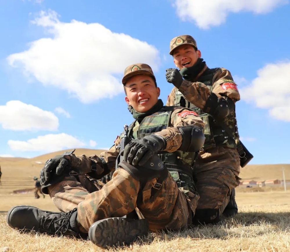 铁血军人你笑起来真好看