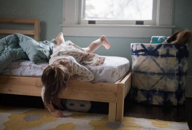 不寒而栗美国男子偷偷溜进女孩家竟躲在床底下整整一个月