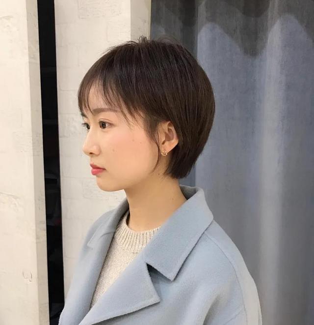 撇耳短发01无论你是多大年纪,都请少留长直发,试试今年最流行的几种