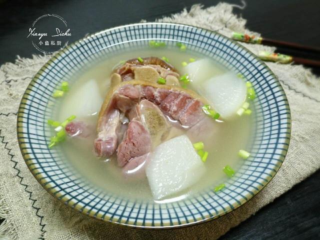 食材:火腿半只 白萝卜半个 姜1小块 小葱1根