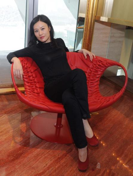 邬君梅真自信,发型凌乱纯素颜就现身,不认真看真不敢认!_腾讯新闻