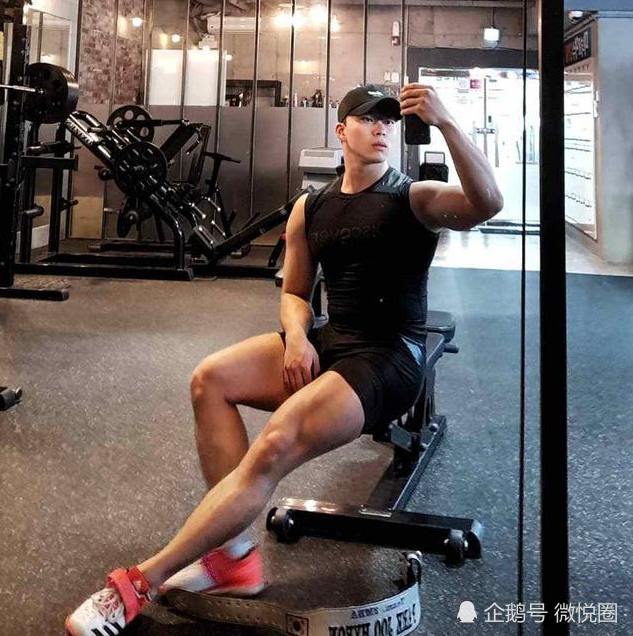 大块头肌肉型男拥有冰块盒般的八块腹肌,麒麟臂壮硕有力,好棒!