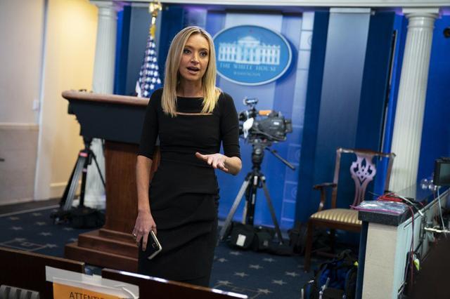 美国白宫女发言人怒怼四家媒体,年仅32岁,她的简历如何?