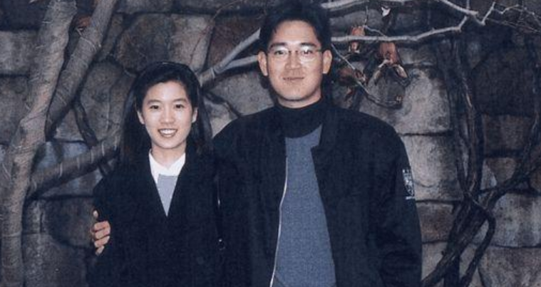 先说说李在镕的婚姻,李在镕的前妻林世玲是大象集团名誉总裁林昌郁的