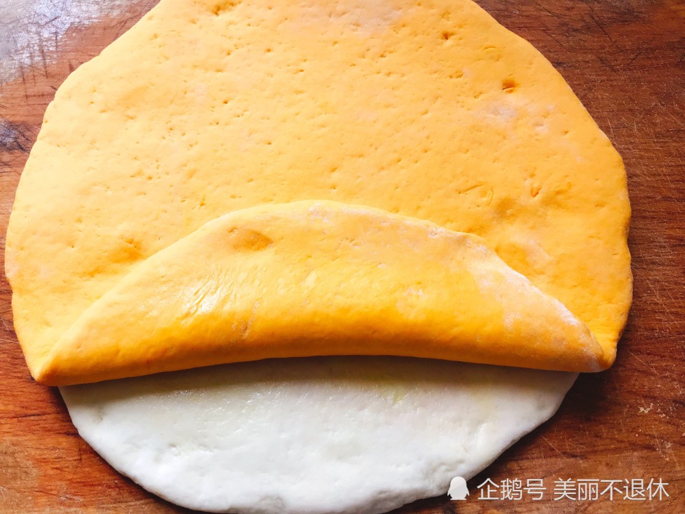 将折好的面饼切成均匀的梯形,用筷子在中间压一下,然后用手将两端向下