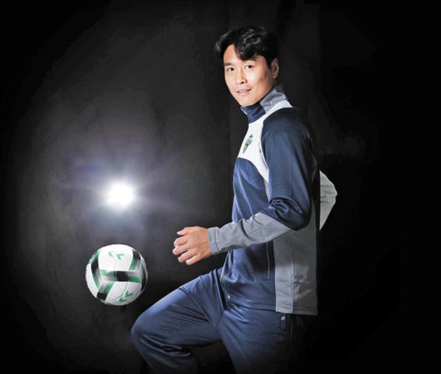 李同国当年有多强19岁参加98世界杯30岁对飙巅峰苏亚雷斯