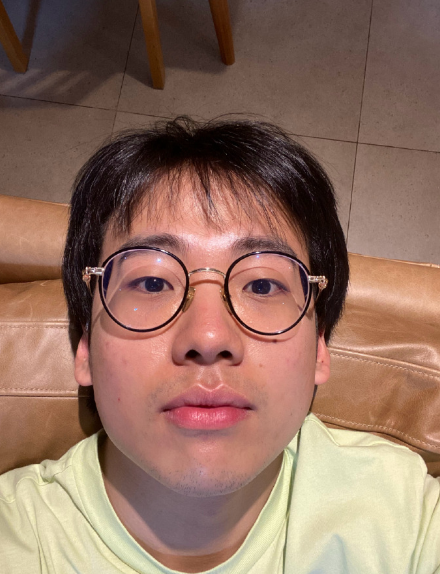 照片中,郭麒麟戴着圆框眼镜,身穿淡黄色t恤,靠在沙发上对着镜头就是一