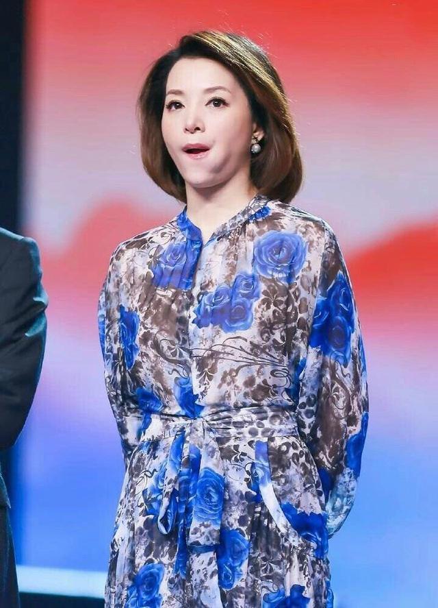 著名主持人董卿冻龄女神波波头搭配白色连衣裙减龄时髦美呆了