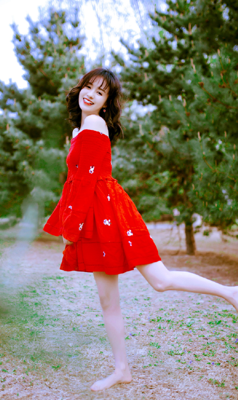 显白又青春靓丽|连衣裙|郑合惠子|一字肩|红裙|红色连衣裙|衬衫