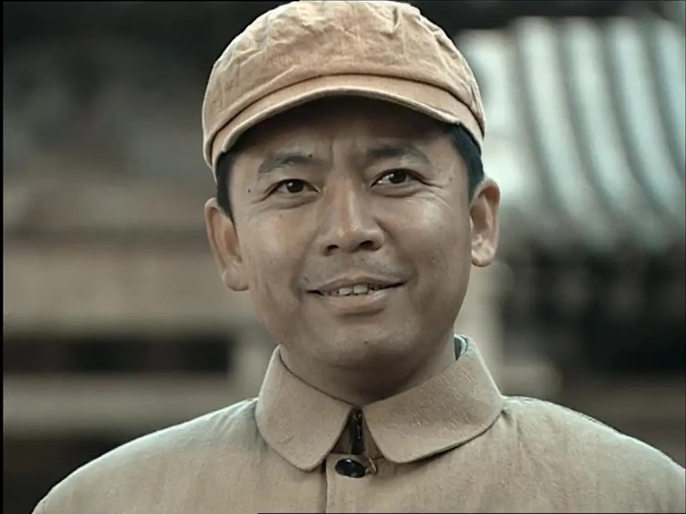 而在现实生活中,饰演赵刚的何政军是军人家庭出身,他的父亲何绍宽是