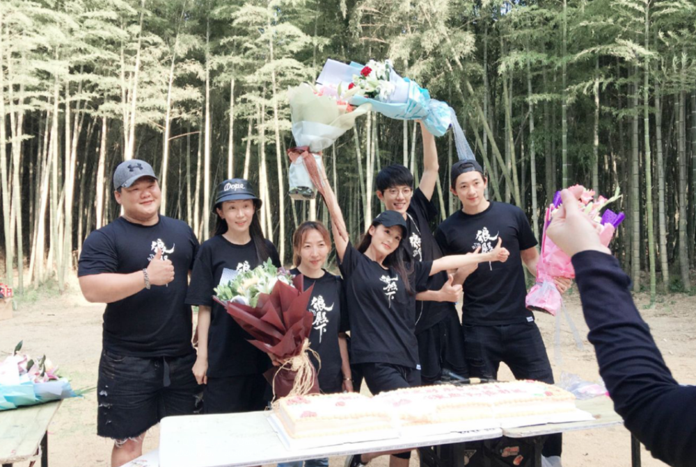 肖战与狼殿下剧组人员合照合集气氛欢乐表情被赞管理得当