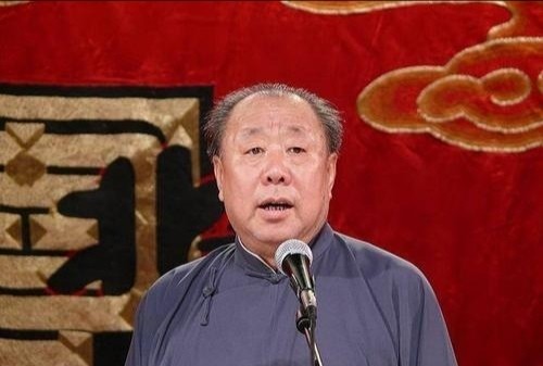 德雲社後臺供奉五個人張文順和侯耀文中間是相聲祖師爺