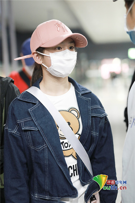 田亮与女儿演绎运动风 森碟与爸爸眉眼一模一样