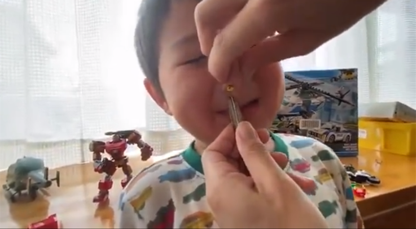 都是,胶水弄得满地都是,容易把一些异物放进鼻子里或是耳朵里的等等