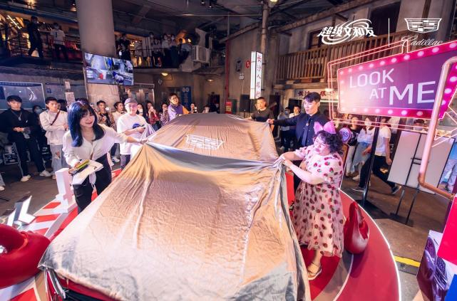 在超级文和友海信店一楼的直播现场,美食天后臭屁坨,绝对男人钟声