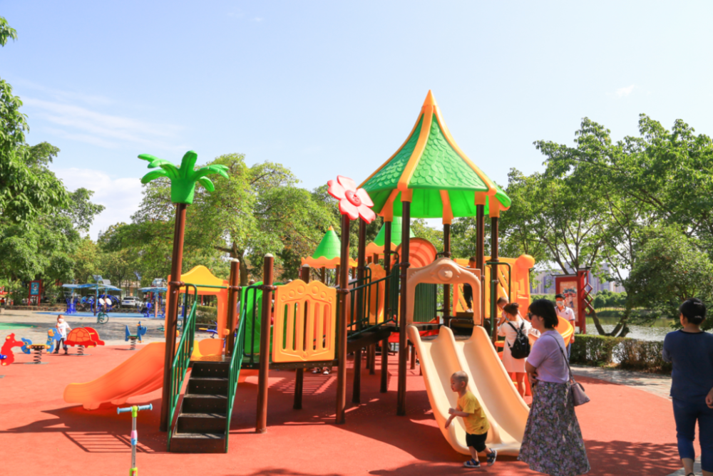 新晋打卡地眉山首批智能健身设施亮相东坡湖广场