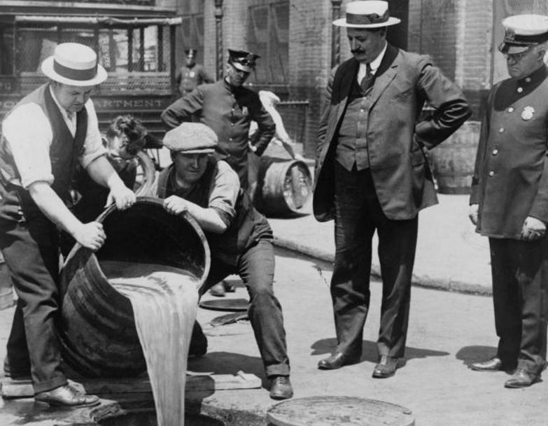 然而在1933年却发生一件非常著名的事件"资本家倾倒牛奶"