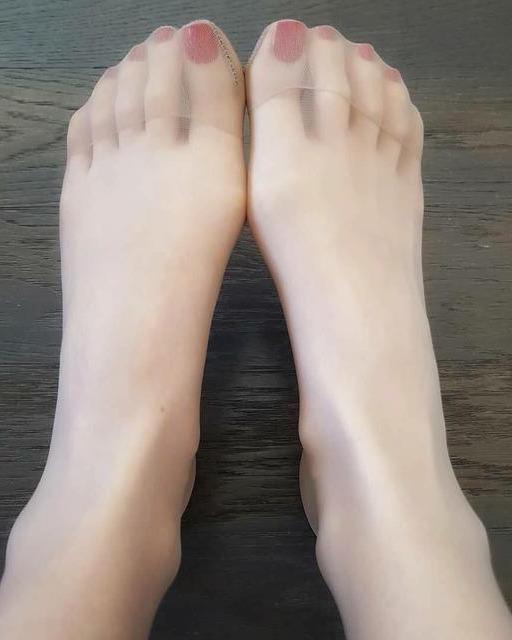 女生因为脚臭,夏天害怕穿凉鞋有味道而遭受嫌弃