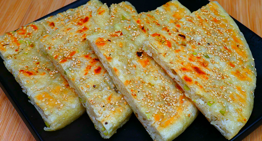 1斤面粉1斤水,不用揉面,不用擀面,教你做香脆柔软的芝麻大饼