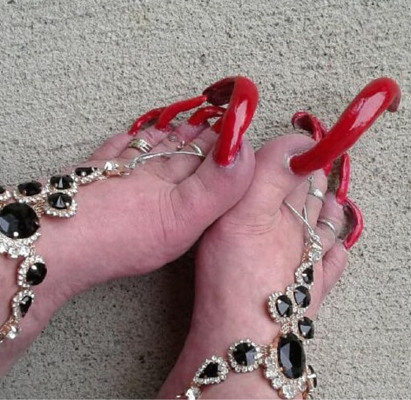 美国女子养出超长脚趾甲靠在网上卖视频赚翻了10分钟收费100块