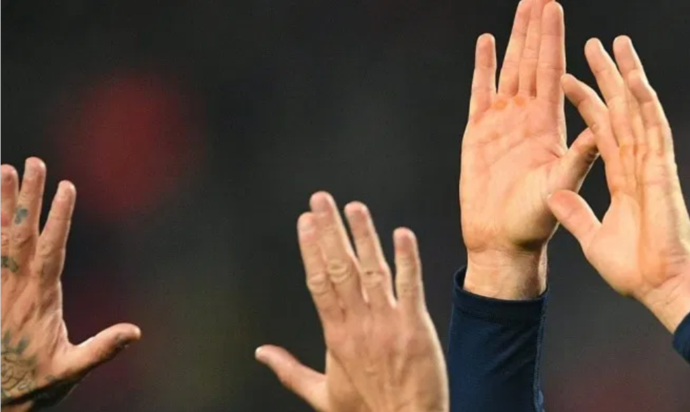 球员不能接触德甲复赛规定禁止击掌拥抱庆祝这比赛场面难以想象