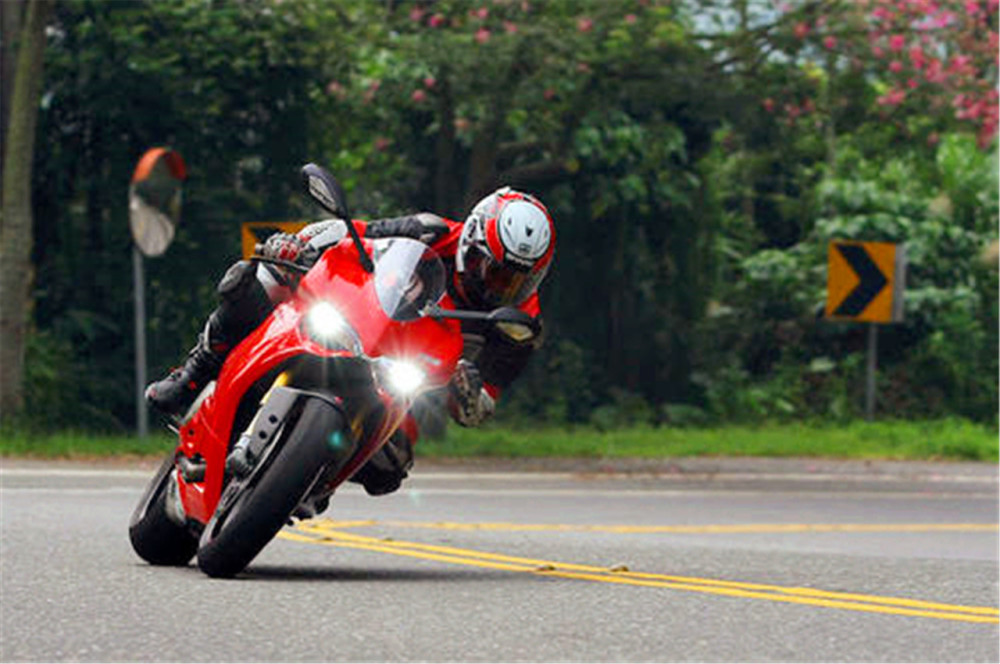 摩托百公里加速排行_具备座舱的三轮摩托,百公里加速仅需4.5秒,售价高达20万人民币