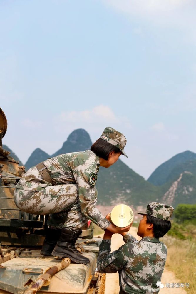 这群铁甲玫瑰飒