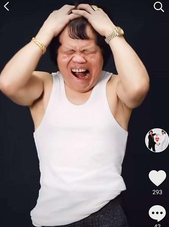 黄金配角叶竞生罕露面不改标配锅盖头身穿名牌皮带被调侃炫富